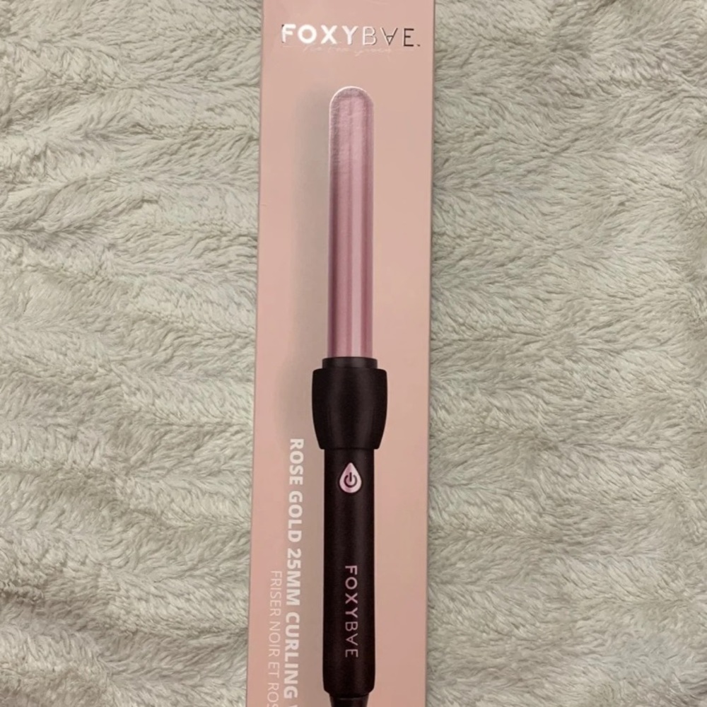 New in box Foxy Bae curling wand